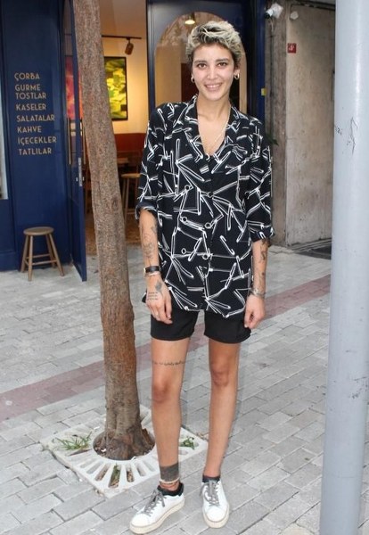 Türkiye eski güzeli Senem Kuyucuoğlu garson oldu A24