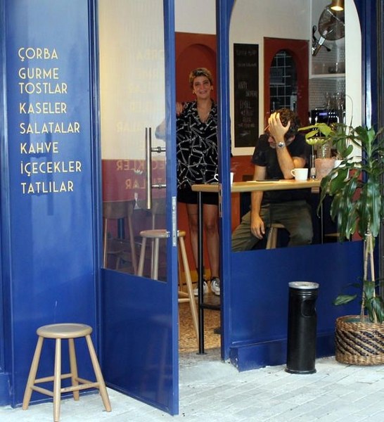 Türkiye eski güzeli Senem Kuyucuoğlu garson oldu A24