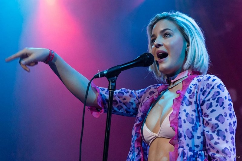 Dua Lipa konser öncesi et döner ve ayran istedi (Ünlülerin kulis sırları) A24