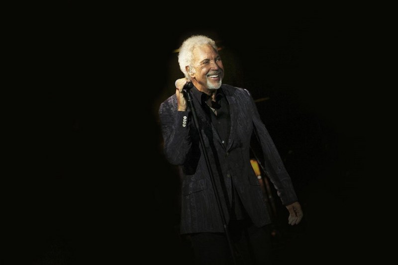 Dua Lipa konser öncesi et döner ve ayran istedi (Ünlülerin kulis sırları) A24