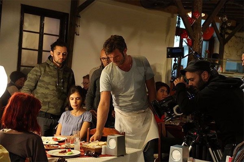 Cem Yılmaz'dan Karakomik Filmler paylaşımı (Ünlülerin set halleri) A24
