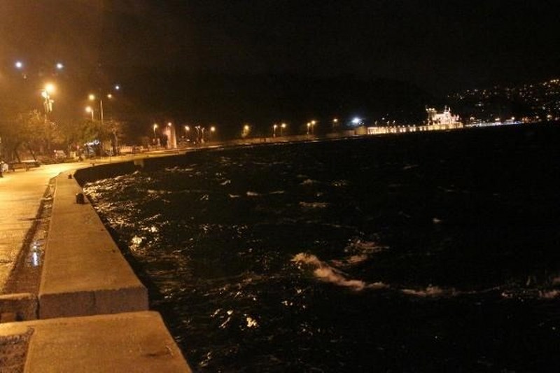 İstanbul'da gökyüzünü kara bulutlar kapladı A24