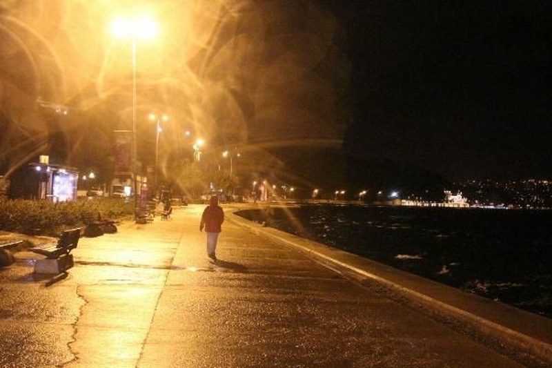 İstanbul'da gökyüzünü kara bulutlar kapladı A24