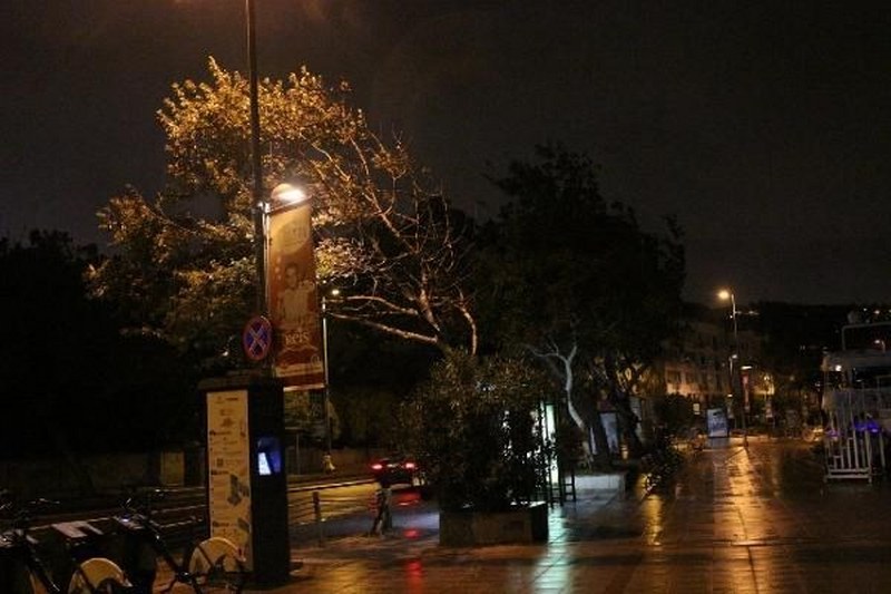 İstanbul'da gökyüzünü kara bulutlar kapladı A24