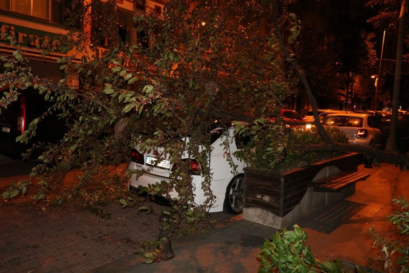 İstanbul'da gökyüzünü kara bulutlar kapladı A24