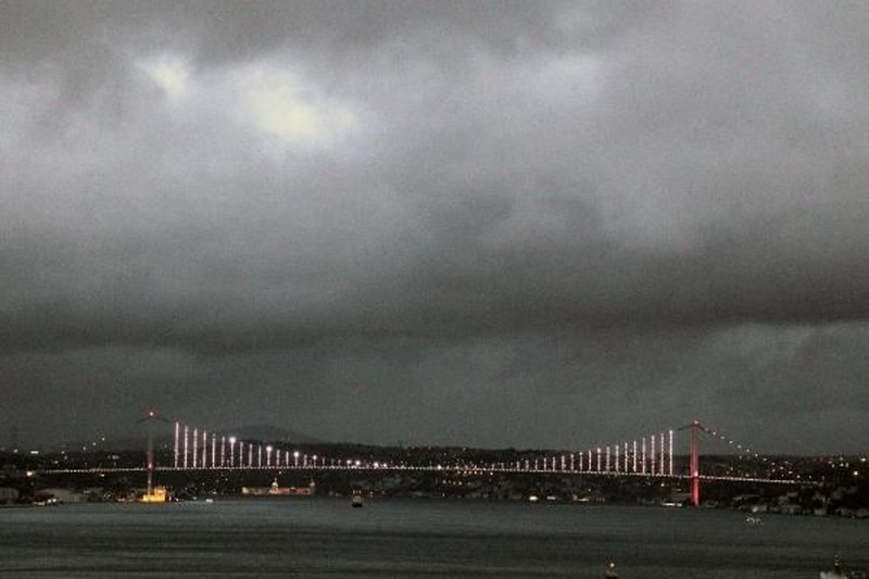 İstanbul'da gökyüzünü kara bulutlar kapladı A24