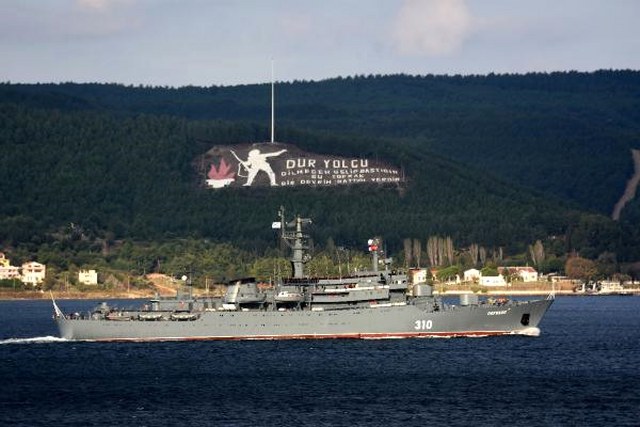 Çanakkale Boğazı'ndan geçen Rus savaş gemisinde ilginç görüntü! Tek tek sıraya dizildiler A24