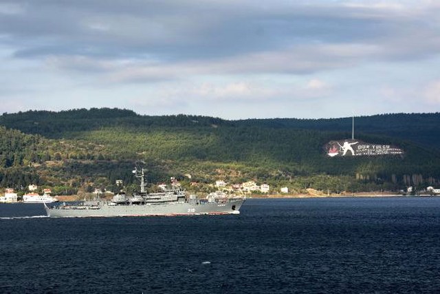 Çanakkale Boğazı'ndan geçen Rus savaş gemisinde ilginç görüntü! Tek tek sıraya dizildiler A24