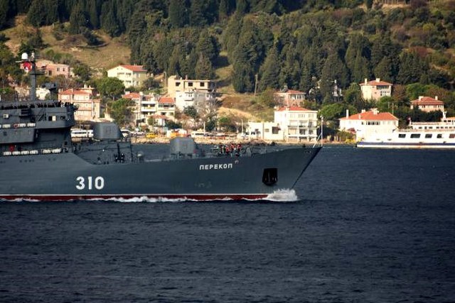 Çanakkale Boğazı'ndan geçen Rus savaş gemisinde ilginç görüntü! Tek tek sıraya dizildiler A24