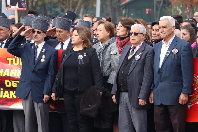 Bir 10 Kasım geleneği: 09.05'te hayat durdu A24