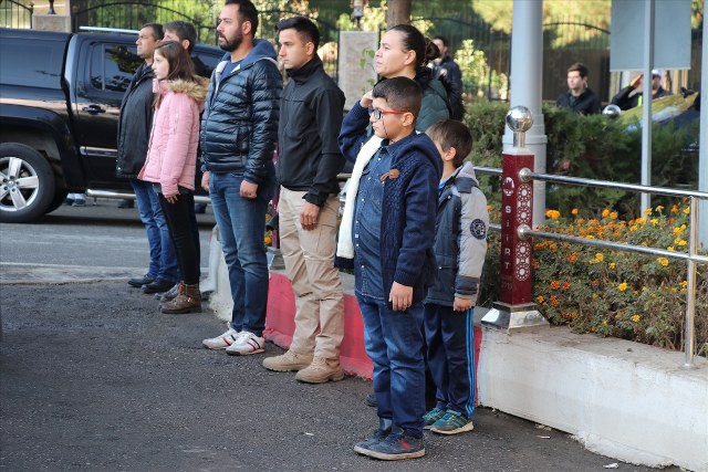 Bir 10 Kasım geleneği: 09.05'te hayat durdu A24