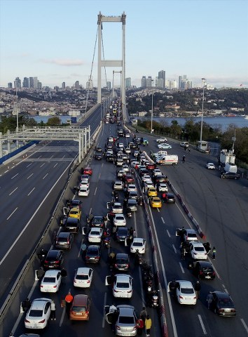 Bir 10 Kasım geleneği: 09.05'te hayat durdu A24