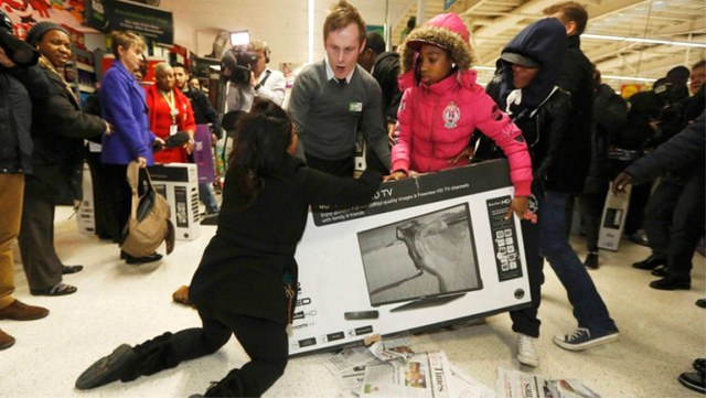 Tüm dünyada Black Friday çılgınlığından resimler görseller A24