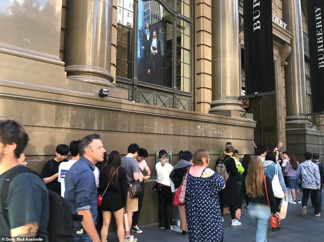 Tüm dünyada Black Friday çılgınlığından resimler görseller A24