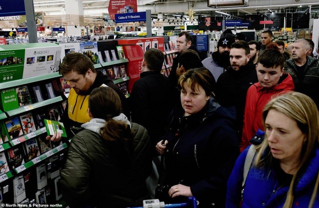 Tüm dünyada Black Friday çılgınlığından resimler görseller A24