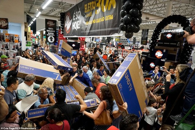 Tüm dünyada Black Friday çılgınlığından resimler görseller A24