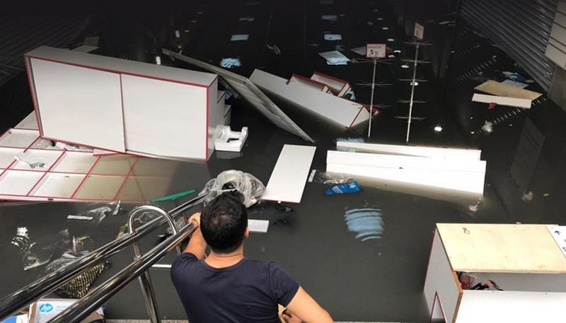 Yağmur sonrası İstanbul'dan şok manzaralar A24