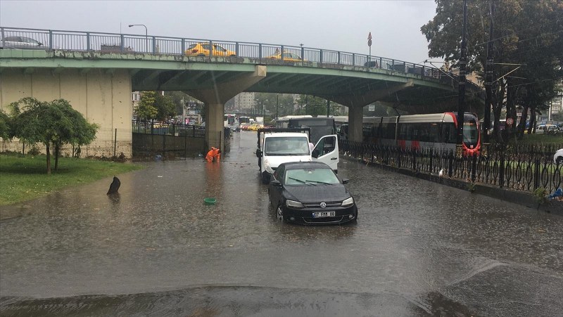 Yağmur sonrası İstanbul'dan şok manzaralar A24