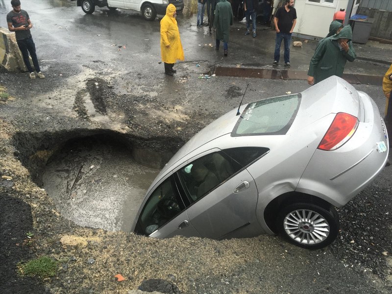 Yağmur sonrası İstanbul'dan şok manzaralar A24