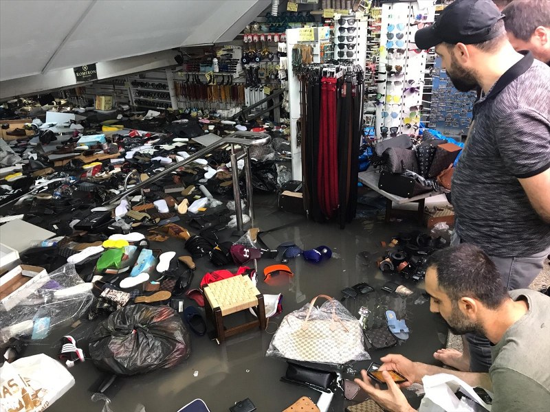 Yağmur sonrası İstanbul'dan şok manzaralar A24