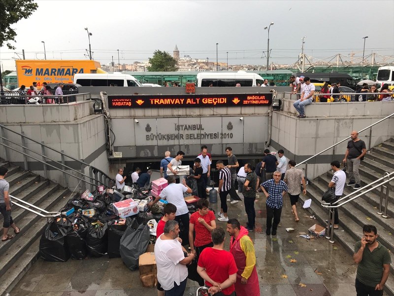 Yağmur sonrası İstanbul'dan şok manzaralar A24