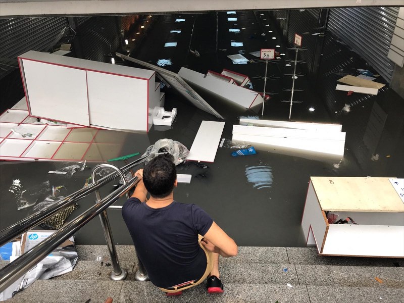 Yağmur sonrası İstanbul'dan şok manzaralar A24