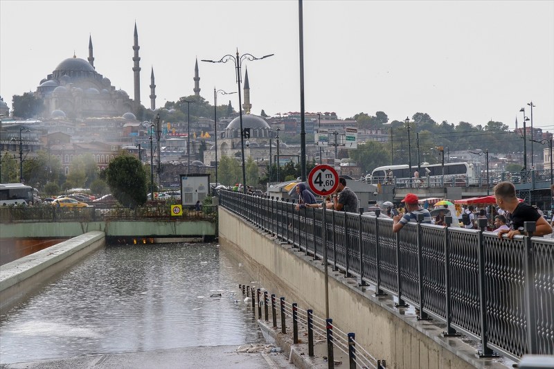 Yağmur sonrası İstanbul'dan şok manzaralar A24
