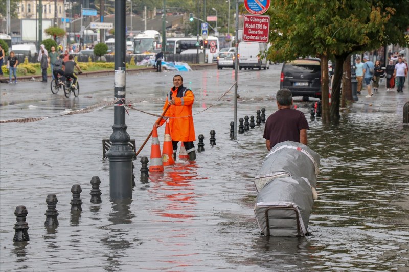 Yağmur sonrası İstanbul'dan şok manzaralar A24