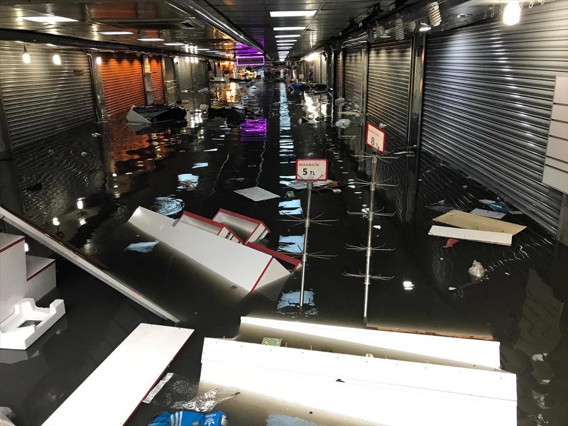 Yağmur sonrası İstanbul'dan şok manzaralar A24