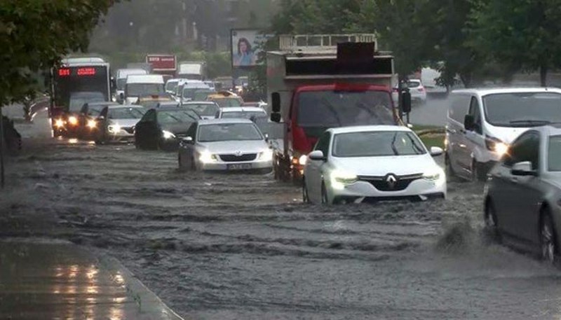 Yağmur sonrası İstanbul'dan şok manzaralar A24